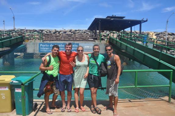 Com o Fernando, nosso guia de mergulhos e o Mateus, fotógrafo da Ciliares, em Fernando de Noronha - PE Com o Fernando, nosso guia de mergulhos e o Mateus, fotógrafo da Ciliares, em Fernando de Noronha - PE