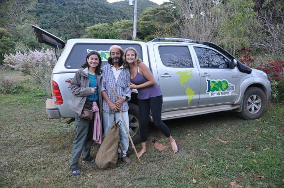 Com o guia Miguel e a Aracélia no final da caminhada do Pico do Papagaio no Vale do Matutu - MG Com o guia Miguel e a Aracélia no final da caminhada do Pico do Papagaio no Vale do Matutu - MG