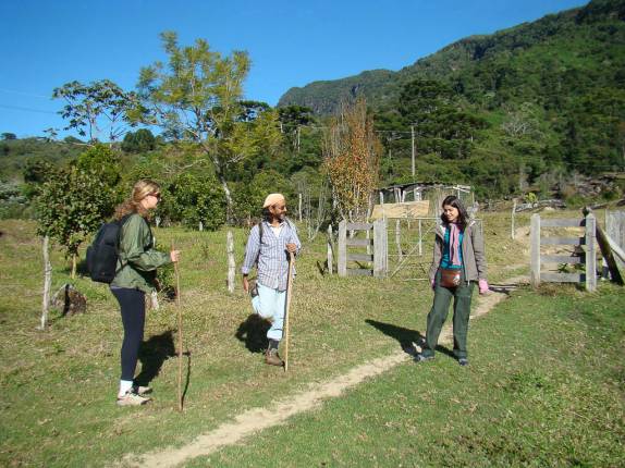 Com o guia Miguel e a Aracélia no início da caminhada do Pico do Papagaio no Vale do Matutu - MG Com o guia Miguel e a Aracélia no início da caminhada do Pico do Papagaio no Vale do Matutu - MG