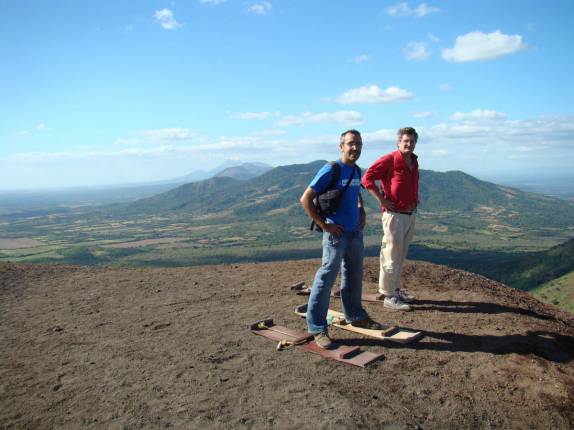 Com o italiano Ardengo no alto do Cerro Negro, próximo à León, na Nicarágua.