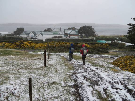 Com o Jeff, caminhando em terreno nevado em Port Stanley, a capital de Falkland