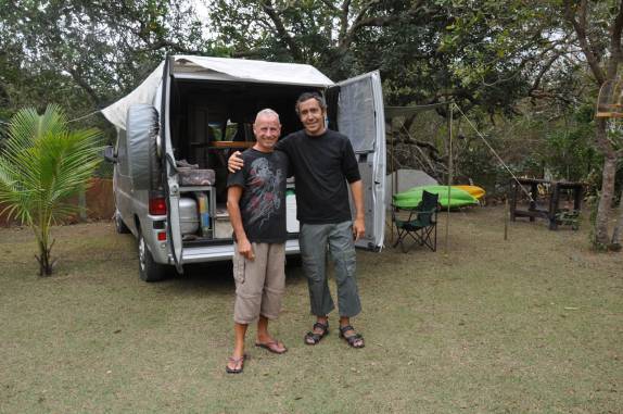 Com o Jorge e sua 'casa', que viajaram por toda a América do Sul, em Parati Mirim - RJ