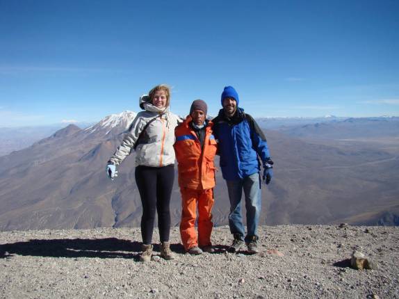 Com o José, nosso guia, a 5.830 metros de altitude, no topo do vulcão El Mistí, em Arequipa - Peru Com o José, nosso guia, a 5.830 metros de altitude, no topo do vulcão El Mistí, em Arequipa - Peru