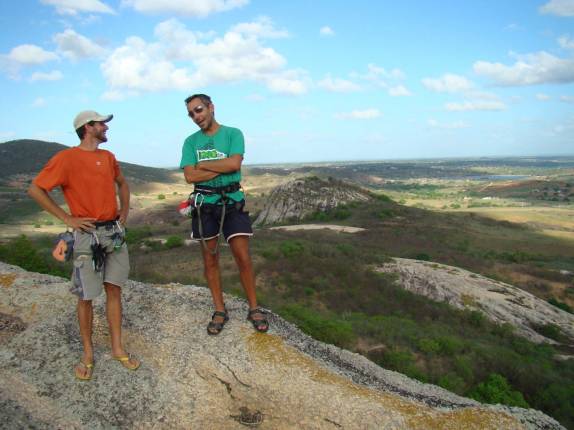 Com o Julio, nosso guia, no alto da Pedra do Lagarto, na região de Passa e Fica - RN Com o Julio, nosso guia, no alto da Pedra do Lagarto, na região de Passa e Fica - RN