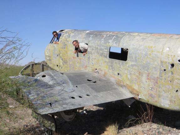 Com o Maxi nas janelas de um velho avião abandonado perto de San Juan, na Argentina Com o Maxi nas janelas de um velho avião abandonado perto de San Juan, na Argentina