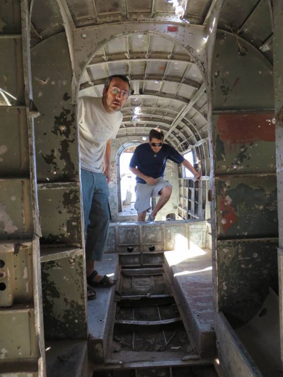 Com o Maxi no interior de um velho avião abandonado perto de San Juan, na Argentina Com o Maxi no interior de um velho avião abandonado perto de San Juan, na Argentina