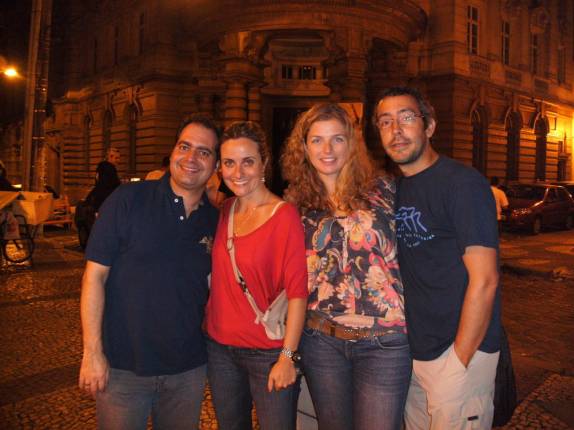 Com o Metralha e a Ana, em frente ao prédio da Bolsa do Café, na night do centro histórico de Santos - SP