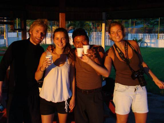 Com o norueguês Trond, a belga Julie e o simpático guarda-parque na entrada da trilha para a Cachoeira San Ramón, na Isla Ometepe, no Lago Nicarágua Com o norueguês Trond, a belga Julie e o simpático guarda-parque na entrada da trilha para a Cachoeira San Ramón, na Isla Ometepe, no Lago Nicarágua