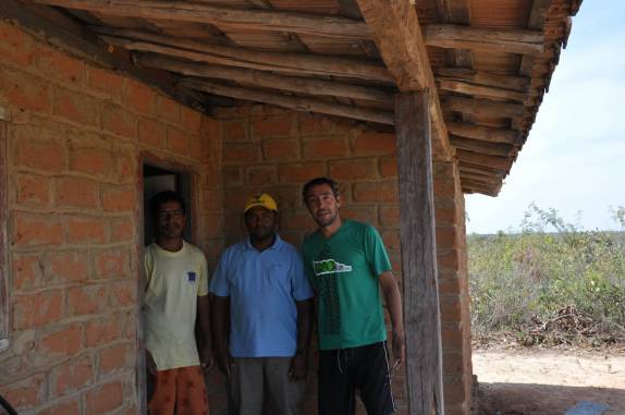Com o nosso guia José e o gurda-parque Manoel, no Parque Nacional Grande Sertão Veredas, no noroeste de MG (região de Chapada Gaúcha) Com o nosso guia José e o gurda-parque Manoel, no Parque Nacional Grande Sertão Veredas, no noroeste de MG (região de Chapada Gaúcha)