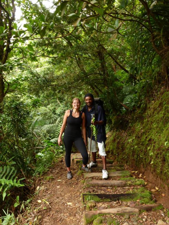Com o nosso guia Kello, na trilha do Boiling Lake, no Trois Pitons National Park, em Dominica, no Caribe Com o nosso guia Kello, na trilha do Boiling Lake, no Trois Pitons National Park, em Dominica, no Caribe