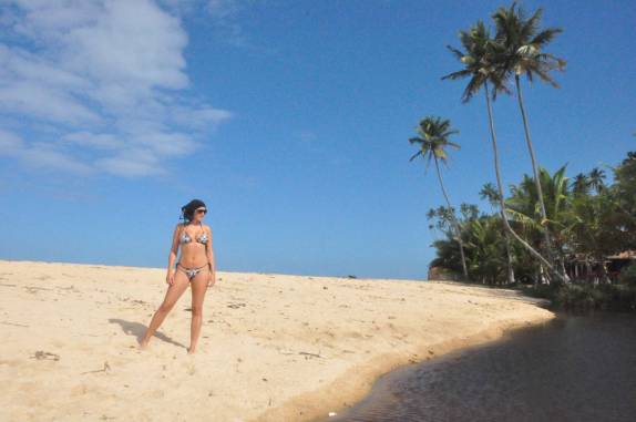 Com o ouvido protegido na Barra do Cahy, em Cumuruxatiba - BA Com o ouvido protegido na Barra do Cahy, em Cumuruxatiba - BA