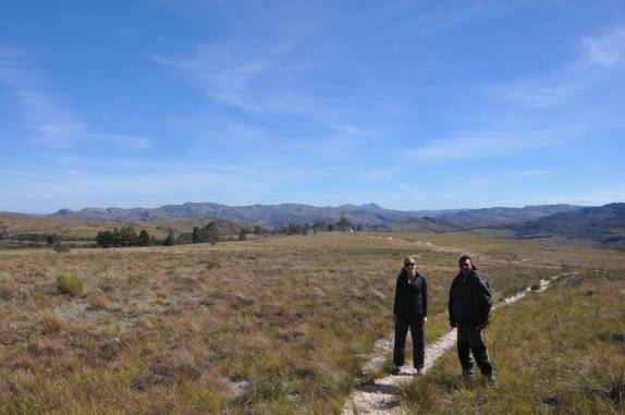 Com o Pretinho, nosso guia, cruzando a parte alta do Parque Nacional da Serra do Cipó - MG Com o Pretinho, nosso guia, cruzando a parte alta do Parque Nacional da Serra do Cipó - MG