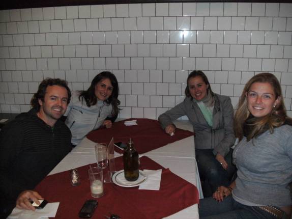 Com o Rafa< Laura e Pri em pizzaria em Curitiba - PR