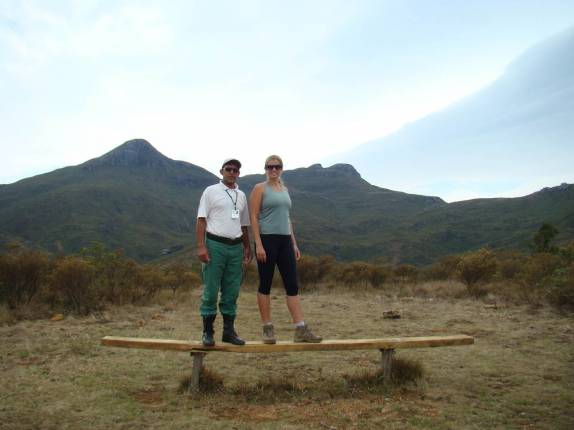 Com o Ricardo na trilha capixaba de acesso ao Pico da Bandeira, no Parque Nacional do Caparaó - MG/ES. Ao fundo, Pico do Cristal e Pico do Calçado