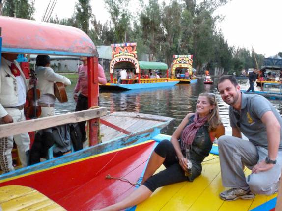 Com o Rodrigo, observando barco de Mariachis em Xochimilco, na Cidade do México