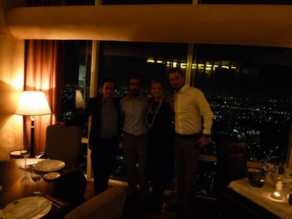 Com o Rodrigo e o Guilhermo, no restaurante 51, na Torre Mayor, o mais alto prédio da Cidade do México, capital do país Com o Rodrigo e o Guilhermo, no restaurante 51, na Torre Mayor, o mais alto prédio da Cidade do México, capital do país