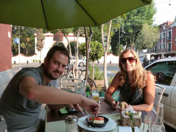 Com o Rodrigo em almoço rápido em Coyoacán, bairro de Cidade do México tornado famoso por Frida e Diego Rivera