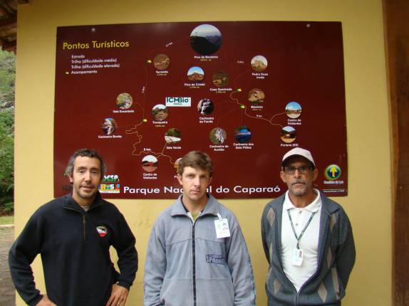 Com o Wellington e o Ricardo na portaria Capixaba do Parque Nacional do Caparaó - MG/ES