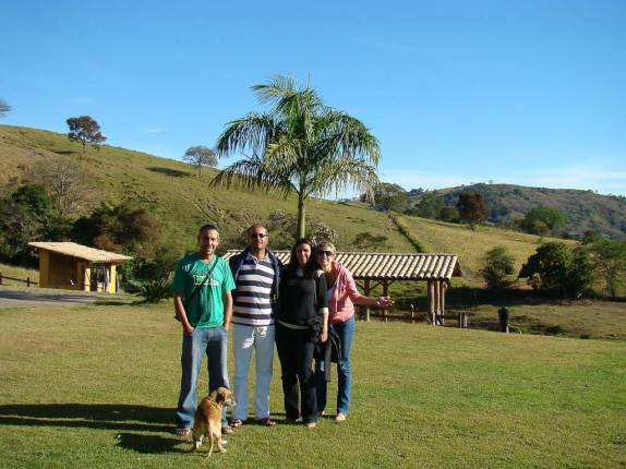 Com os fazendeiros Aroldo e Ana em Perdões - MG Com os fazendeiros Aroldo e Ana em Perdões - MG