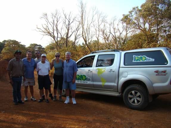 Com os novos amigos, Cícero, Ademar e o nonagenário Jaber Werner (esbanjando saúde), na Tronqueira, na trilha mineira de acesso ao Pico da Bandeira, no PN do Caparaó - MG/ES