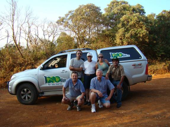 Com os novos amigos, Cícero, Ademar e o nonagenário Jaber Werner (esbanjando saúde), na Tronqueira, na trilha mineira de acesso ao Pico da Bandeira, no PN do Caparaó - MG/ES