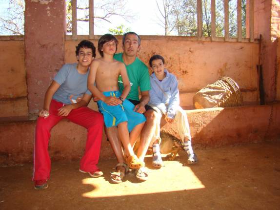 Com os sobrinhos na fazenda em Ribeirão Preto - SP Com os sobrinhos na fazenda em Ribeirão Preto - SP