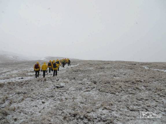 Com tempo frio e fechado, caminhando rumo a Stromness, na Geórgia do Sul Com tempo frio e fechado, caminhando rumo a Stromness, na Geórgia do Sul