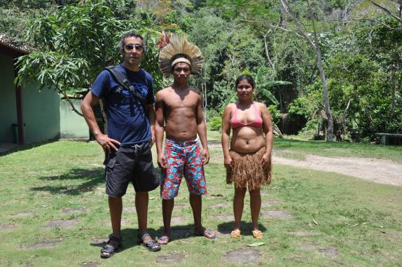 Com índios Pataxó na portaria do P.N. do Monte Pascoal, próximo à Itamaraju - BA