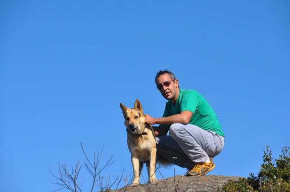 com  o fiel Simbad no alto do Pico do Papagaio no Vale do Matutu - MG com  o fiel Simbad no alto do Pico do Papagaio no Vale do Matutu - MG