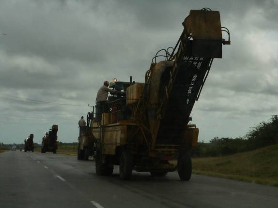 Comboio de carga  na estrada entre Pinar del Rio e Havana