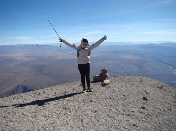 Comemorando a chegada ao topo do vulcão El Mistí, em Arequipa - Peru Comemorando a chegada ao topo do vulcão El Mistí, em Arequipa - Peru