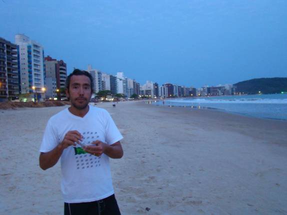 Comendo uma empadinha na Praia do Morro, em Guarapari - ES