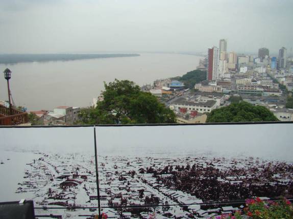 Comparação da Guayaquil de hoje com a Guayaquil de 1880, retratada num enorme painel no alto da Penha(Equador) Comparação da Guayaquil de hoje com a Guayaquil de 1880, retratada num enorme painel no alto da Penha(Equador)