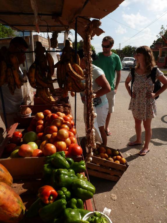 Compras no mercado de Camaguey, em Cuba Compras no mercado de Camaguey, em Cuba