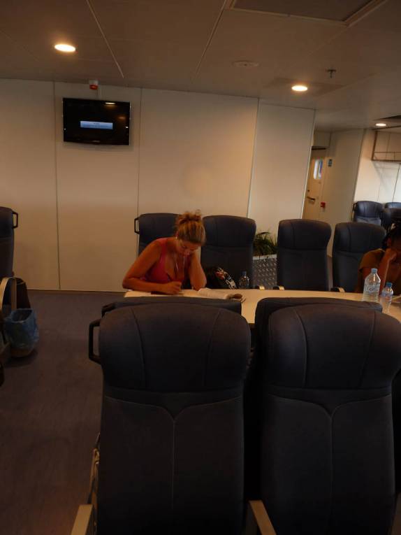 Conforto no barco entre Guadalupe e Dominica, no Caribe