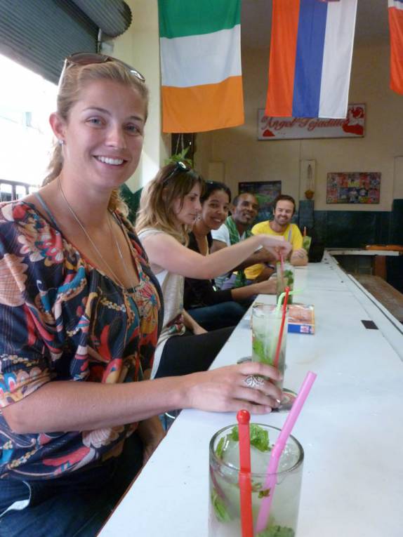 Confraternização em boteco de Havana, capital de Cuba