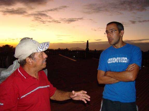 Conversando com o ex-guerrilheiro Frank no telhado no Museu dos Revolucionários, em León, na Nicarágua Conversando com o ex-guerrilheiro Frank no telhado no Museu dos Revolucionários, em León, na Nicarágua