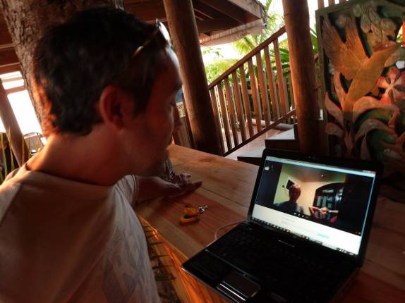 Conversando por Skype com os pais no dia do aniversário materno, desde Negril, na Jamaica Conversando por Skype com os pais no dia do aniversário materno, desde Negril, na Jamaica