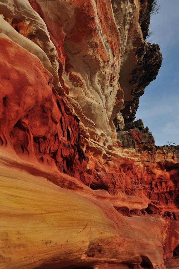 Cores fortes, quase surreais, nos rochedos do Parque Nacional da Serra do Catimbau, em Buique - PE