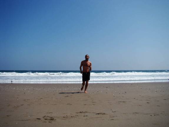 Correndo na praia depois do banho gelado na Playa Brava em Iquique, no norte do Chile Correndo na praia depois do banho gelado na Playa Brava em Iquique, no norte do Chile