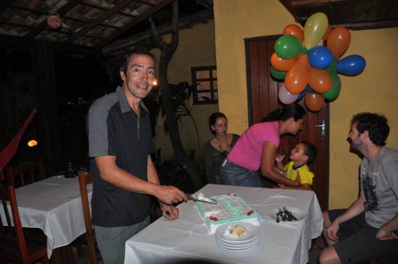 Cortando o bolo de aniversário em Itaúnas - ES
