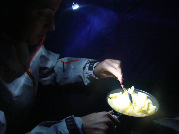 Cozinhando macarrão dentro da barraca, no acampamento 2, no Pico Paraná - PR Cozinhando macarrão dentro da barraca, no acampamento 2, no Pico Paraná - PR