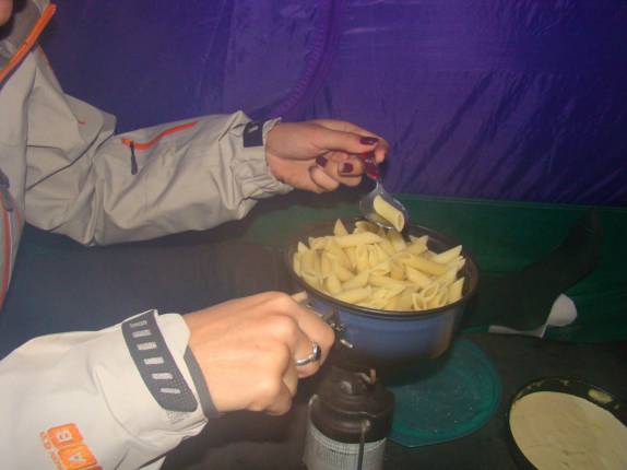 Cozinhando macarrão dentro da barraca, no acampamento 2, no Pico Paraná - PR Cozinhando macarrão dentro da barraca, no acampamento 2, no Pico Paraná - PR