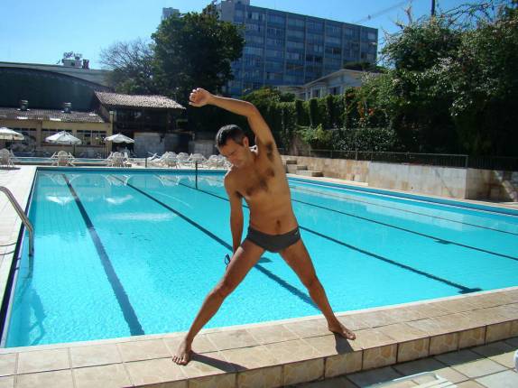 Criando coragem para entrar na piscina em Caxambu - MG