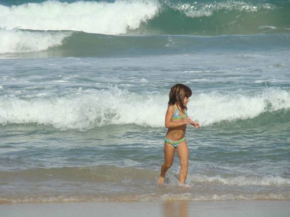 Criança brinca na Praia do Amor, em Praia da Pipa - RN