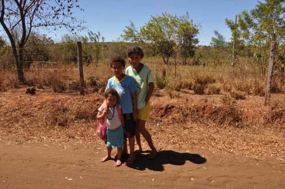 Crianças no Vale do Peruaçu, próximo à Januária - MG Crianças no Vale do Peruaçu, próximo à Januária - MG