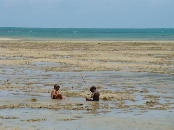 Crianças se divertem na praia durante a maré seca, na Ilha de Boipeba - BA Crianças se divertem na praia durante a maré seca, na Ilha de Boipeba - BA