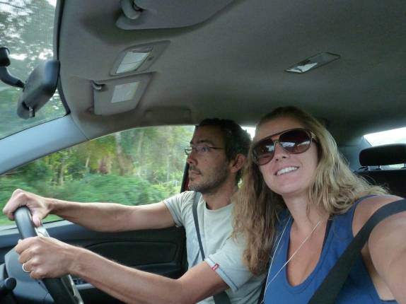 Cruzando a Jamaica de carro