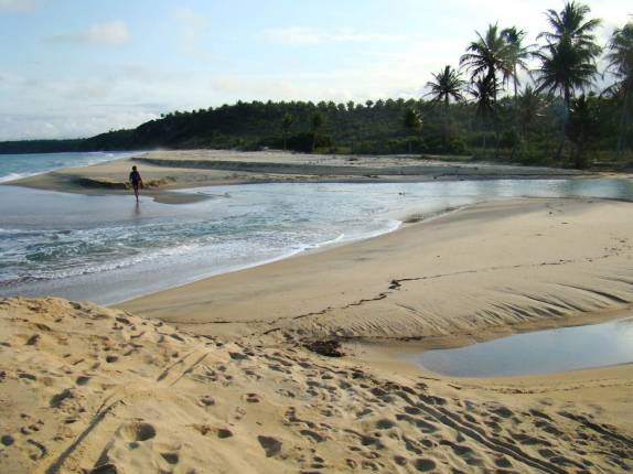 Cruzando riacho de volta à CaraÃva - BA Cruzando riacho de volta à CaraÃva - BA
