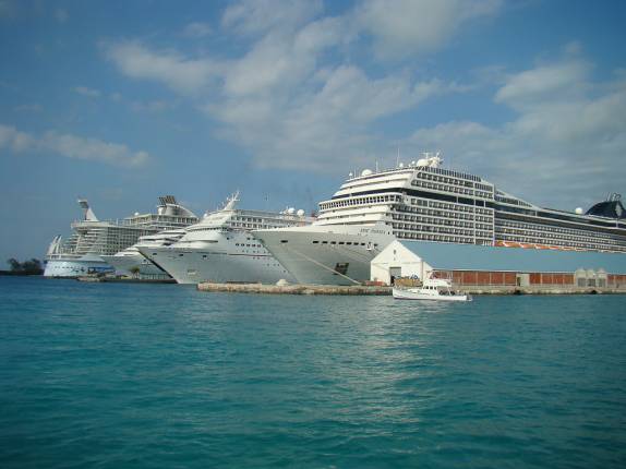 Cruzeiros ancorados em Nassau Cruzeiros ancorados em Nassau